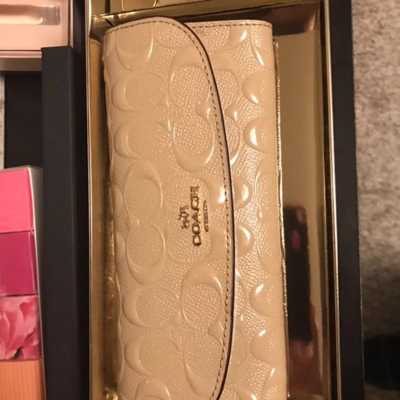 LAST ONE LEFT New in box Coach nude patent wallet w/ gold charms - Picture 6 of 16